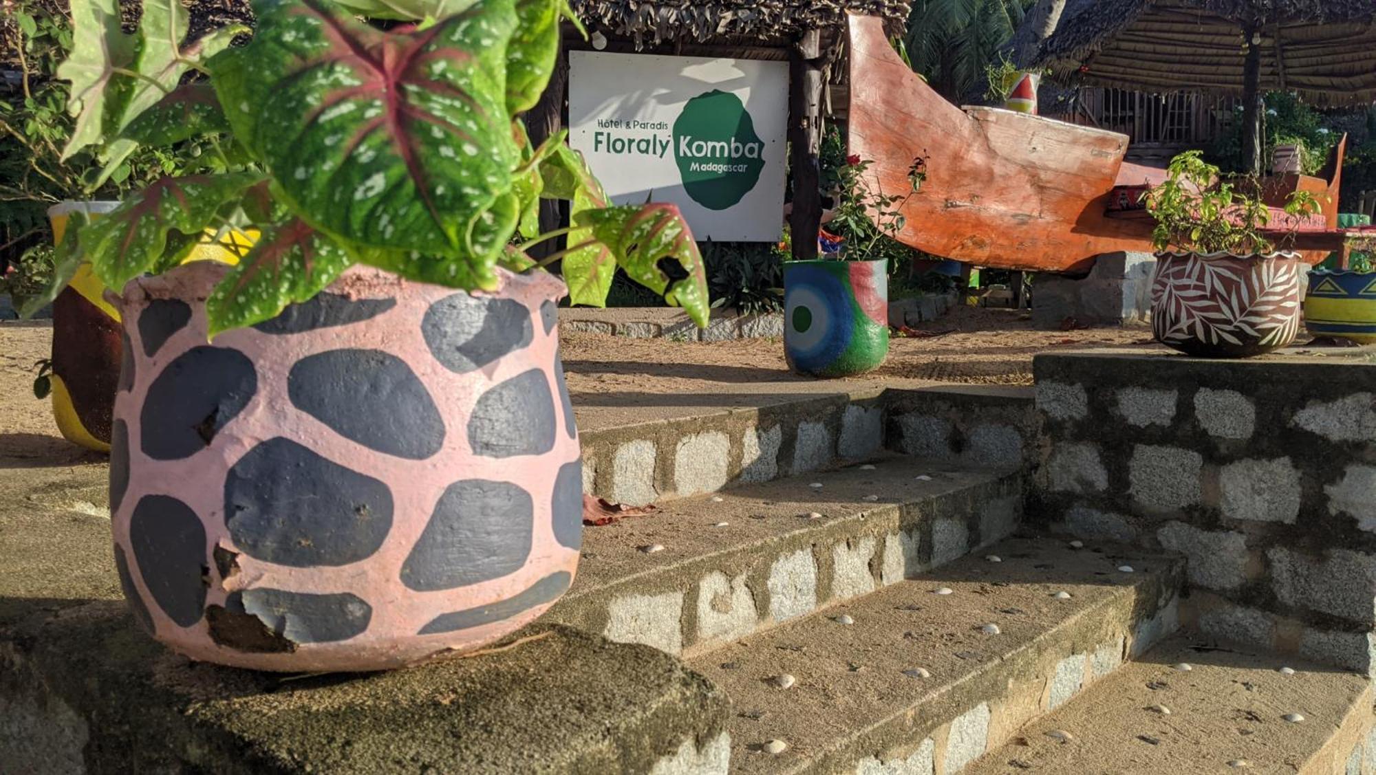 Floraly Komba Hotel - クンバ島 エクステリア 写真