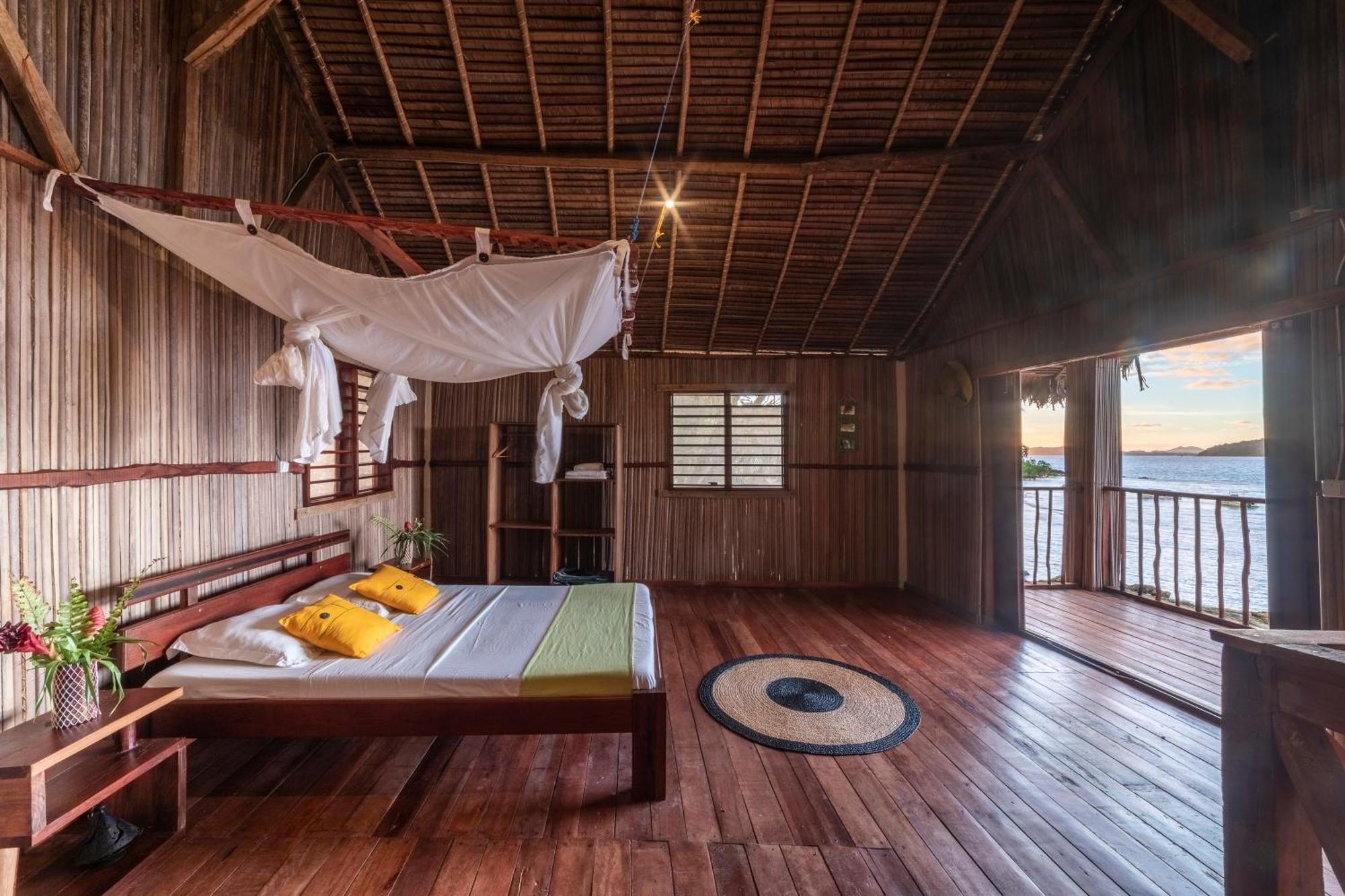 Floraly Komba Hotel - クンバ島 エクステリア 写真